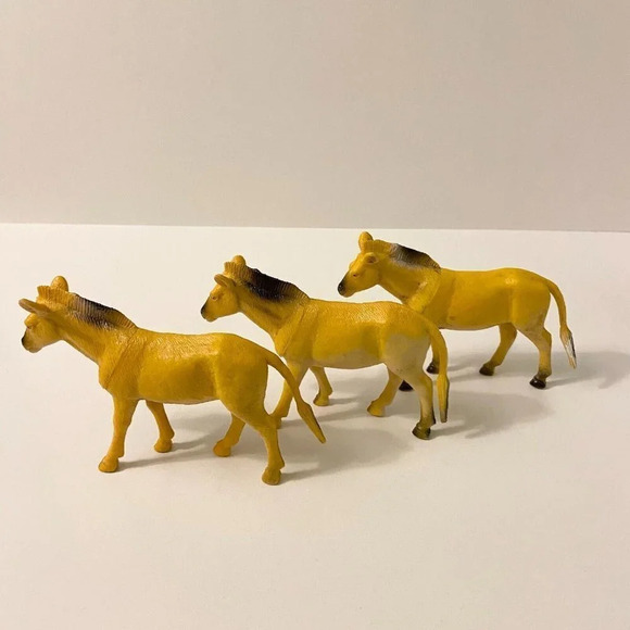 Assorted  Lot of 6 Animal Figures Cows Donkey Pigs Plastic Farm Animal Toys - Picture 16 of 16